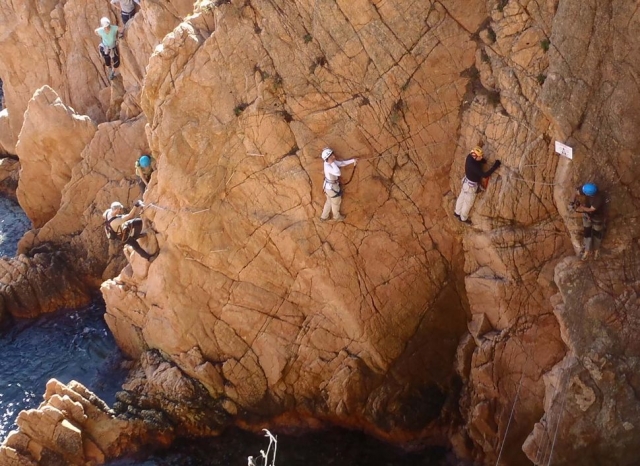Grupo numeroso en la ferrata sobre el mar